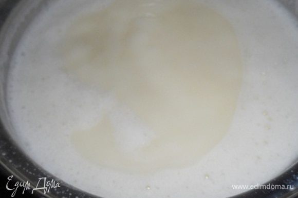 Ставим кипятить молоко, когда закипит нужно чтобы оно покипело около 15 мин., рядом делаем карамель, плавим сахар, когда сахар расплавиться, заливаем карамель маленькими порциями в кипящее молоко - по одной чайной ложке добавлять, так как молоко бурлит при добавлении карамели, затем когда всю карамель влили, помешиваем и варим молоко пока карамель полностью не расстворится, затем делаем средний огонь и пусть кипит по тихоньку около 1,5-2 часов,получаеться 2 баночки сгущенного молока по 300гр каждая где то,1баночка идет на пасту,а другую можно просто кушать или использовать в крема и все такое....