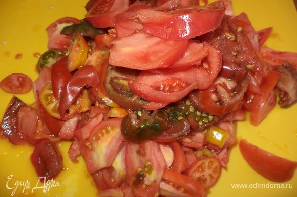 Нарежьте колечками помидоры, их должно быть много и главное — сохранить их сок, который появляется при нарезании.