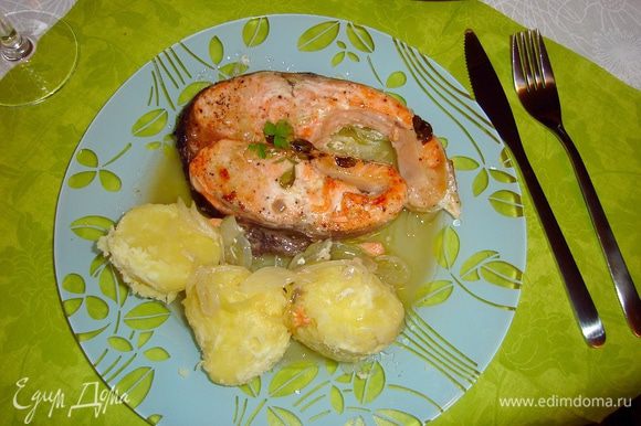 Подавайте форель с вашим любимым гарниром. У меня — в стиле домашнего обеда — отварной рассыпчатый картофель. Полейте его выделившимся при запекании рыбы соком, он прекрасно заменит соус, рядом положите лук.