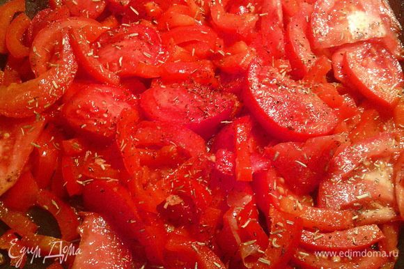 Начинка №2 Нарезать лук, перец, помидор и обжарить, добавив специи по вкусу.