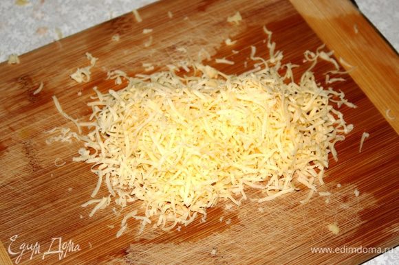 Натереть сыр на мелкой терке.