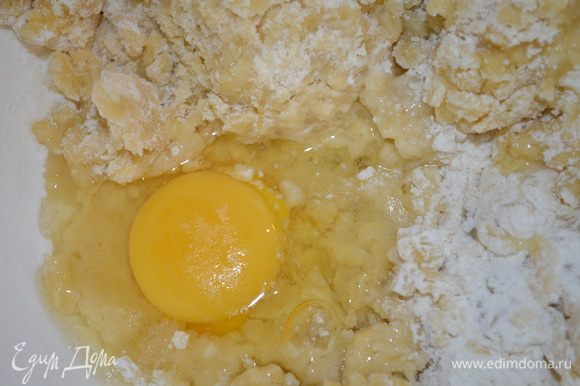 добавить яйцо и замесить тесто