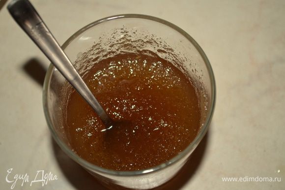 Пока корж остывает делаем желе: в 0,5 ст яблочного сока развести желатин и оставить набухать 20 минут.