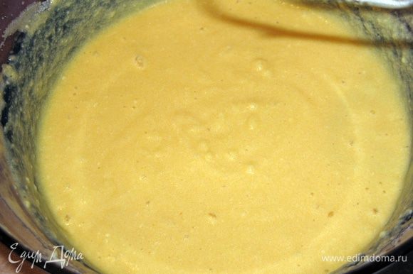 Масло взбить с сахаром в светлый крем около 8 мин., добавить по одному яйца, каждый раз взбивая до однородности. Если смесь сворачивается, добавляйте 1 ст.л. мучной смеси.