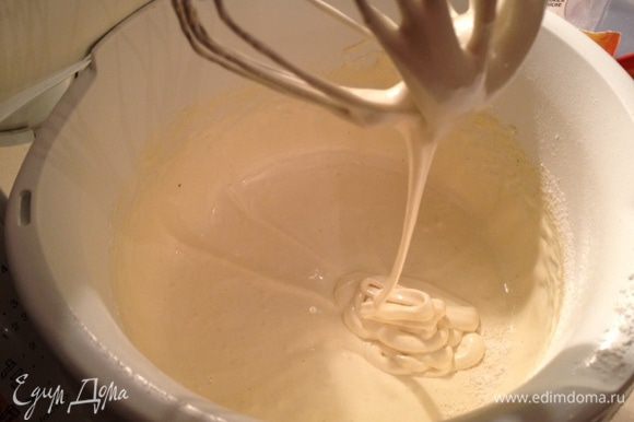 Взбить яйца с сахаром, пока масса не станет светлой,добавить муку, предварительно просеянную, 1/3 пакетика разрыхлителя и щепотку корицы. Хорошо все перемешать.Растопить сливочное масло,влить его в тесто и снова хорошо перемешать.