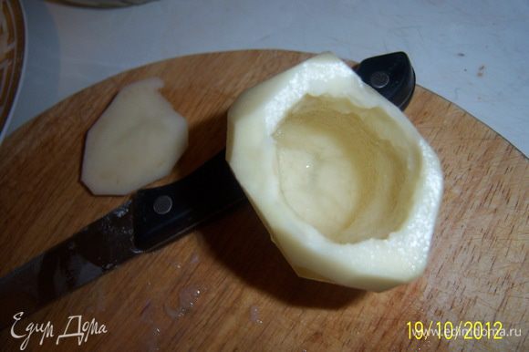 очистить крупный, длинный картофель, вырезать середину и срезать нижнюю и верхнюю части, чтобы картофель имел форму бочонка