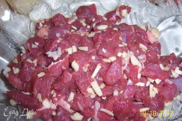 нарубить мелко-мелко мясо, желательно жирное (я добавила жира), добавить соль, нарубленный чеснок, красный и чёрный перцы