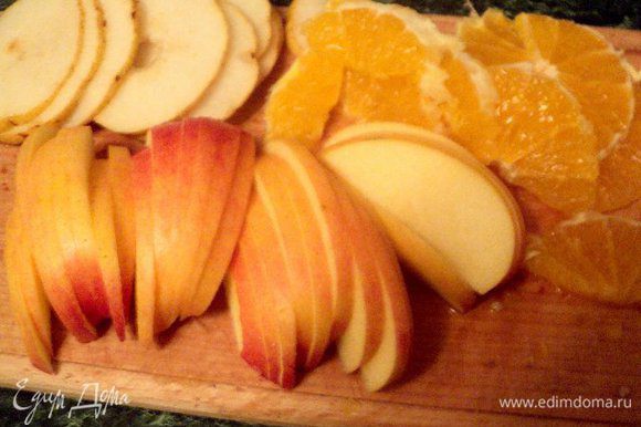 Яблоки разрезать пополам, очистить от семян и нарезать пластинками. Также нарезать грушу и апельсин (предварительно очистив от кожицы).