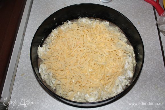 Сверху посыпать сыром,натертым на мелкой терке.Поставить в духовку,разогретую до 180 градусов на 25 минут.