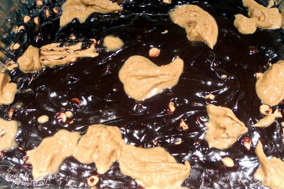 После чего вынуть из духовки, чайной ложкой выложить в нескольких местах арахисовое масло (лучше использовать кремообразное, не очень густое, без орехов).