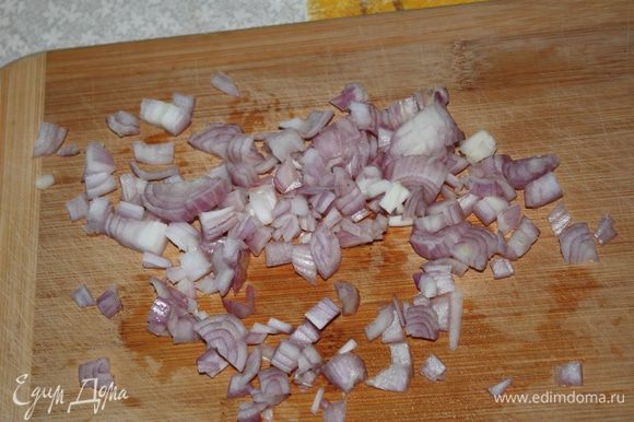 Нарезаем лук, солим и перчим его и тщательно перемешиваем в тарелке, немного его сжимая.