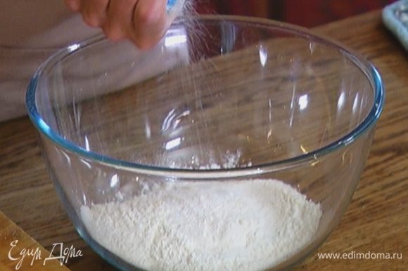 Муку перемешать с разрыхлителем и солью.