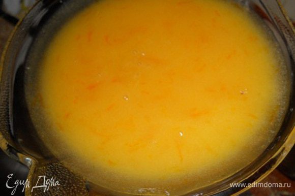 Теперь готовим апельсиновый курд. Растопить сливочное масло на водяной бане, в другой посуде смешать апельсиновый сок с сахаром и яйцом и цедрой и соединить с маслом, поставить на водяную баню и варить до загустения помешивая. Затем поставить охладить.