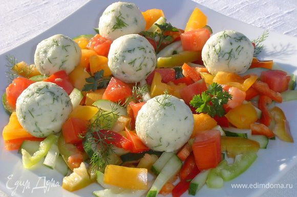 Овощи перемешиваем, перчим и солим по вкусу, соединяем оливковое масло с соком лимона и заправляем салат. Сверху выкладываем сырные шарики с оливками.