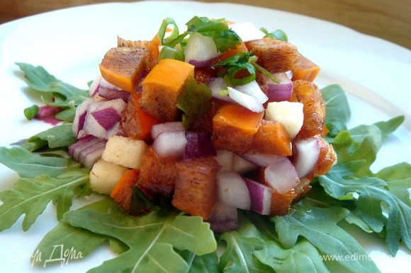 В салатнике смешать фрукты,лук и зелень и сдобрить салат заправкой. Приятного аппетита!