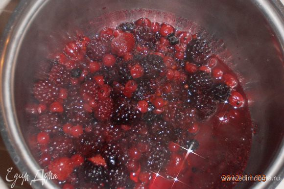 Приготовим начинку: ягодв (у меня замороженные) засыпать 50 гр сахара и поставить на маленький огонь на минут 8 проварить.