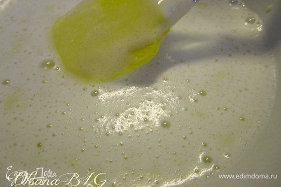 Молоко довести до кипения, добавить белый шоколад. Поучившуюся массу ввести в тесто.