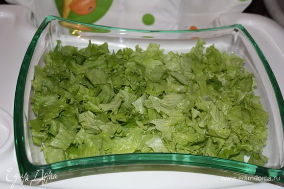Салат нарежем или нарвем на небольшие кусочки и выкладываем в плоский салатник или на большую тарелку.