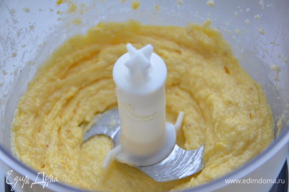 Масло комнатной температуры взбить с сахаром и ванильным сахаром,добавить яйцо и желток,взбить еще раз.