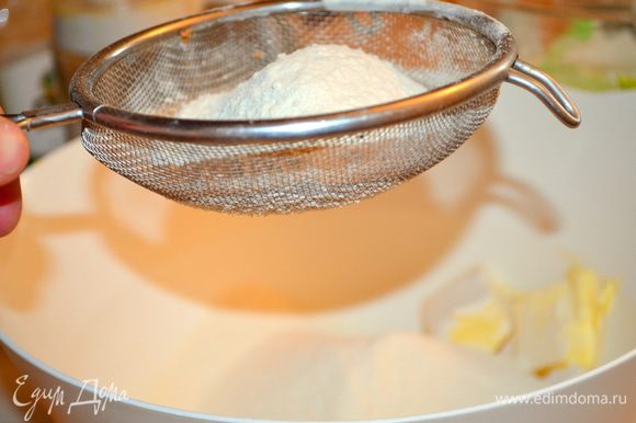 мягкое сливочное масло смешать с сахаром и растереть, затем в эту миску просеять муку с разрыхлителем