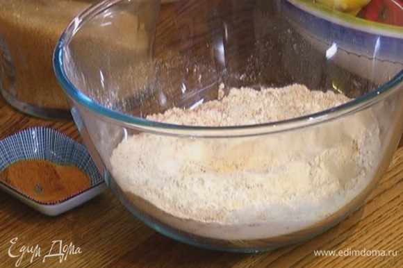 Приготовить тесто: премешать поленту, муку, корицу, разрыхлитель, соду и соль.