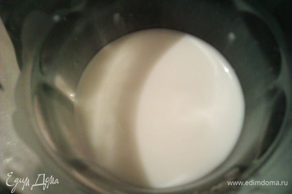 Крахмал с ванильным сахаром (или порошок пудинга) растворяем в части молока (Вам понадобится около 50 мл).