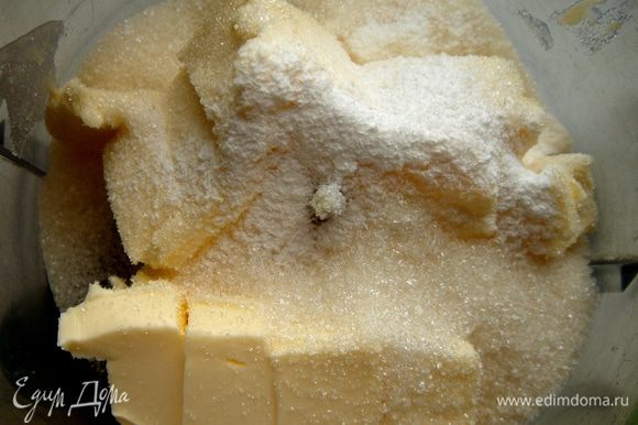 Масло нарезать кубиками и смешать в блендере с сахаром и ванилином.