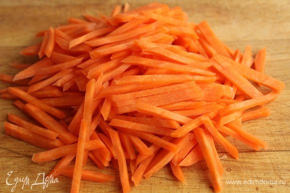 Морковь нашинкуйте тонкой соломкой (можно натереть на крупной терке).