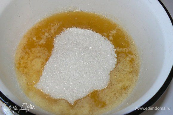 в это время, приготовить заливку: распустить в кастрюльке масло с сахаром и молоком