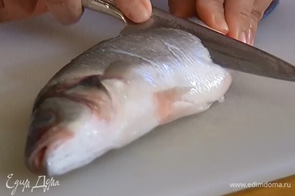 Рыбу вымыть, вынуть внутренности и сделать ножом по 4–5 неглубоких косых надрезов поперек тушки с двух сторон, не прорезая до хребта.