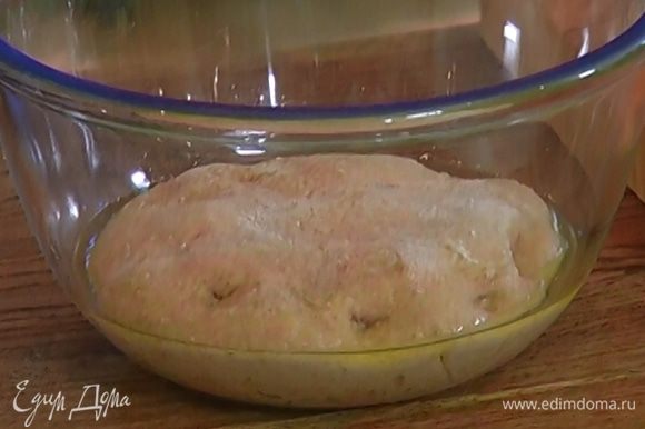 Глубокую миску смазать растительным маслом, выложить в нее тесто и поставить в теплое место на час-полтора.