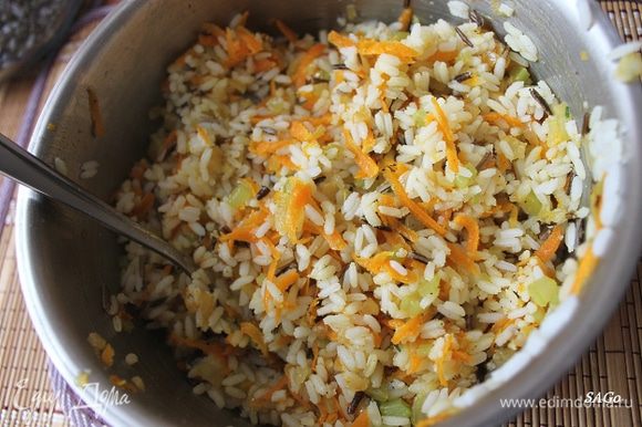 К отваренному рису добавляем овощи, перемешиваем.