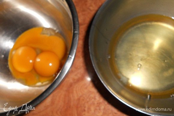Яйца разделим на желтки и белки, белки начнем взбивать с щепоткой соли, тем временем поставить шоколад(70г)для бисквита на водяную баню.