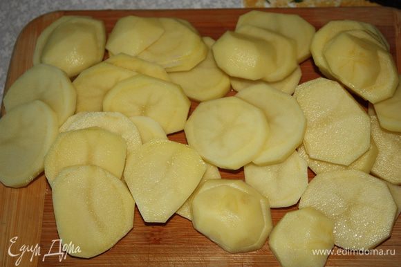 Картофель нарезать небольшими ломтиками.