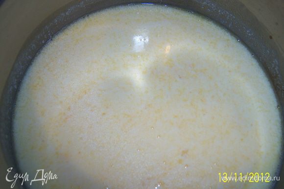 Порциями добавьте белковую массу в мучную, перемешайте. Разделите жидкое тесто на 3 частти и выпекайте коржи в разогретой до 180гр. духовке, 20-25мин.