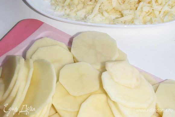 Картофель нарезать на кружки, сыр натереть на крупной терке.