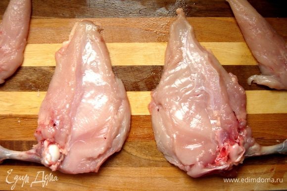 Аккуратно ножом отделите куриное филе от грудной кости. Снимите мясо с крылышка. Отделите малое филе.