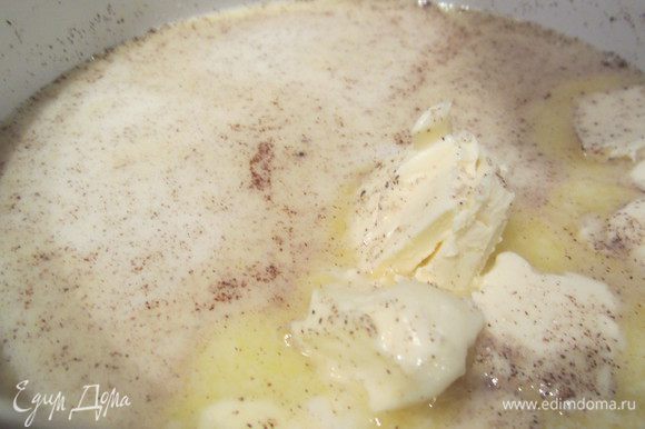 Растопить в молоке сливочное масло, добавить ванильный сахар перемешать.