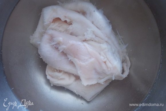 Заранее, почистить свиной желудок. Затем на ночь положить его в холодную воду с небольшим количеством уксуса и соли.