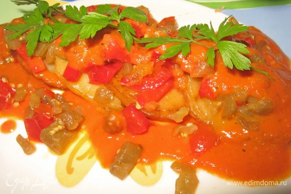 Блюдо подогреть. На теплое блюдо выложить картофель, на картофель овощи и полить томатным соусом. Сверху посыпать зеленью. Подавать это блюдо можно с запеченным мясом или рыбой.