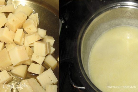 Нарезать сыр кубиками,положить в кастрюлю с толстым дном,залить вином и варить соус на водяной бане до кремообразного состояния.Добавить мускатный орех и свежемолотый чёрный перец.