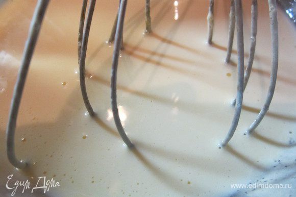В желтки подлить немного теплого молока, размешать и влить в молоко, которое на плите, размешать и варить все время помешивая на медленном огне минут 7-10, до первой бульки, крем должен загустеть.