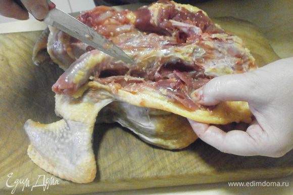 Подрезаем мясо с одной стороны тушки, сопровождая кости грудной клетки, доходим до основной кости грудной клетки.Тоже поделываем и с другой стороной тушки.