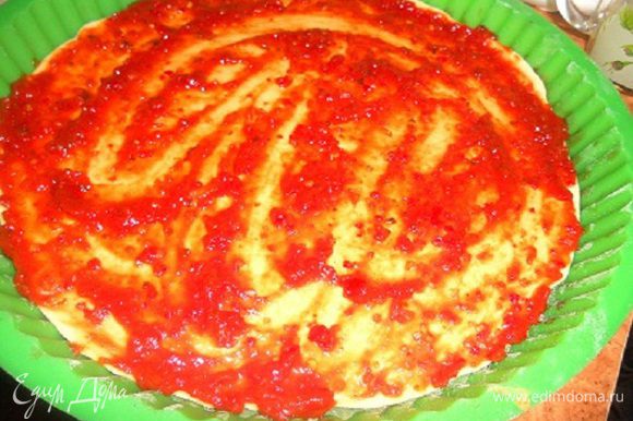 Смазать всю поверхность теста томатным соусом.