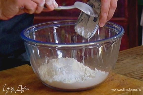 Муку соединить с сахарной пудрой, крахмалом, разрыхлителем и солью.