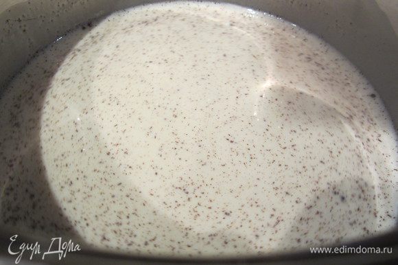 Молоко со сливками поставьте на медленный огонь, добавьте ванильный сахар, не кипятите.