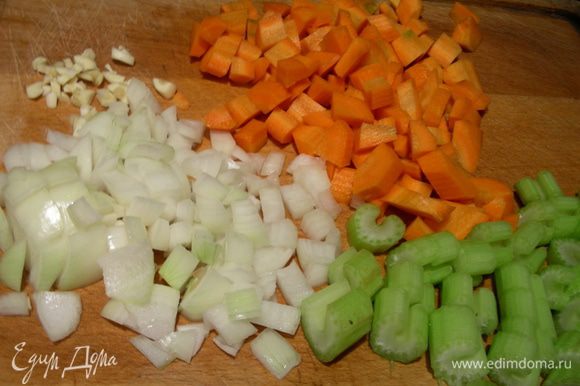 Лук, сельдерей и морковь режем кубиками и добавляем в кастрюлю вместе с розмарином и мелкопорезанным чили. Готовим на небольшом огне 10 минут.