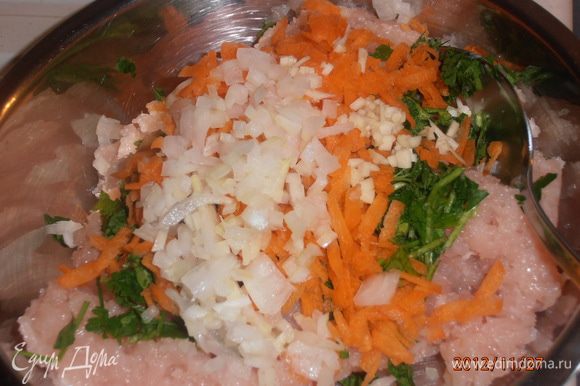 Добавить натертую морковь, мелко нарезанный лук, чеснок, горчицу, соль, перец. Замесить.