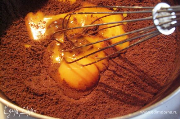 Пока выпекаются основные части торта, приготовим ПУДИНГ. Опять начинаем с шоколада, нужно его растопить вместе co сливочным маслом. В другую среднюю кастрюлю положить сахар, какао-порошок, крахмал и соль. Не снимая с огня добавить яичные желтки, венчиком быстрыми движениями минуточку размешивать.