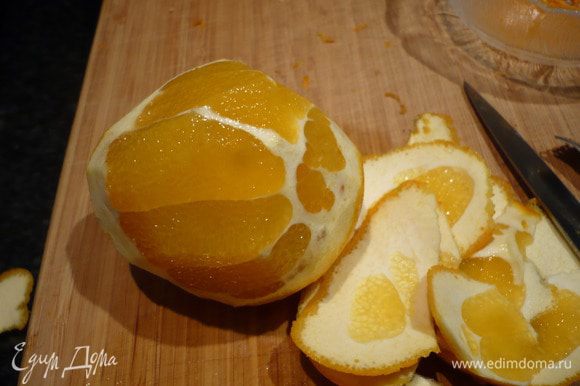 Все три апельсина щедро чистим от кожуры, срезая ее ножом, так чтобы белой кожицы на апельсинах совсем не осталось.